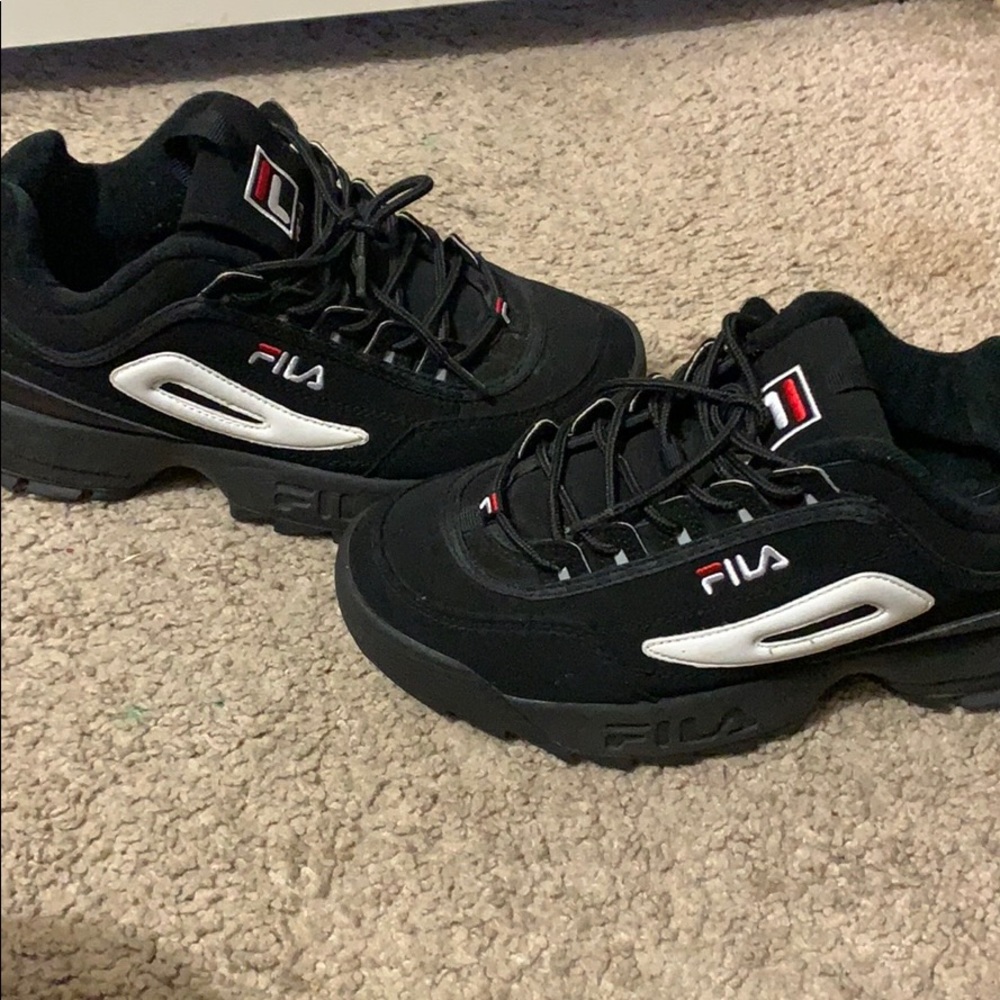 Fila sneaker it’s a 7 in youth.